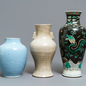 Drie Chinese monochrome en famille noire vazen, 19e eeuw — foto 1