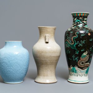 Drie Chinese monochrome en famille noire vazen, 19e eeuw — foto 2