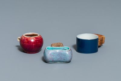Drie Chinese monochrome vogelvoederbakjes, 19/20e eeuw