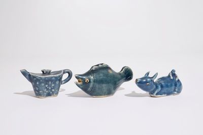 Drie Chinese monochroom blauwe waterdruppelaars, 19/20e eeuw