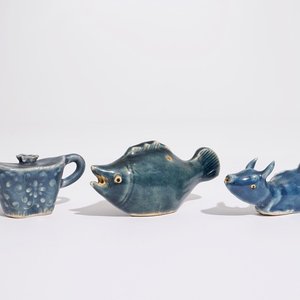 Drie Chinese monochroom blauwe waterdruppelaars, 19/20e eeuw — foto 1