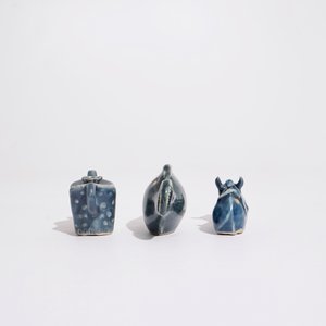 Drie Chinese monochroom blauwe waterdruppelaars, 19/20e eeuw — foto 5
