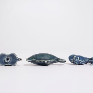Drie Chinese monochroom blauwe waterdruppelaars, 19/20e eeuw — foto 7