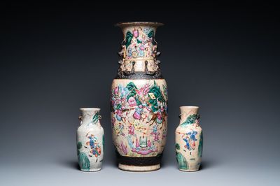Drie Chinese Nanking craquelé famille rose vazen, 19e eeuw