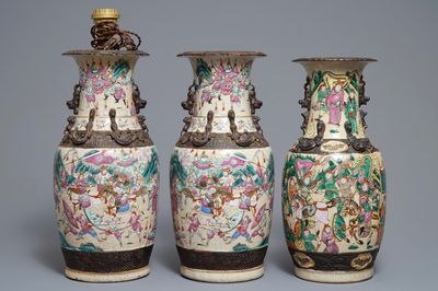 Drie Chinese Nanking craquelé famille rose vazen, 19e eeuw
