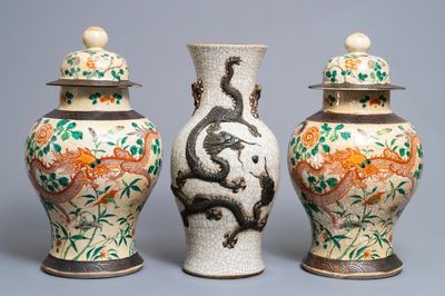 Drie Chinese Nanking craquelé vazen met draken, 19e eeuw