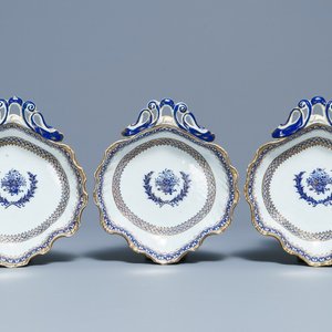 Drie Chinese neo-klassieke blauwwitte en vergulde fruitschotels op drie pootjes, Qianlong — foto 1