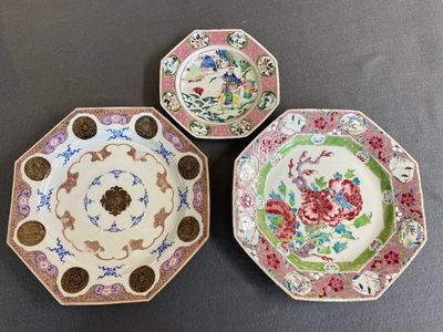 Drie Chinese octagonale famille rose schotels, Yongzheng/Qianlong — foto 1