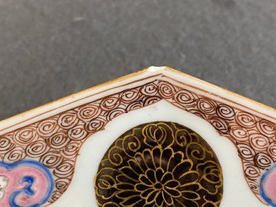 Drie Chinese octagonale famille rose schotels, Yongzheng/Qianlong — foto 16