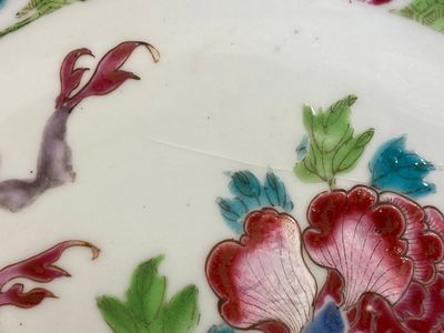 Drie Chinese octagonale famille rose schotels, Yongzheng/Qianlong — foto 20