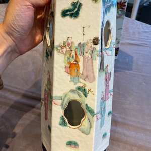 Drie Chinese opengewerkte hexagonale famille rose hoedensteunen, 19e eeuw — foto 23