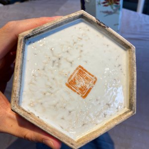 Drie Chinese opengewerkte hexagonale famille rose hoedensteunen, 19e eeuw — foto 29
