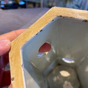 Drie Chinese opengewerkte hexagonale famille rose hoedensteunen, 19e eeuw — foto 32