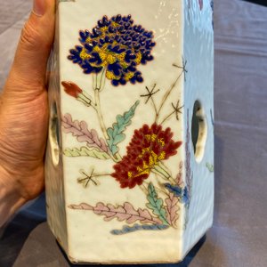 Drie Chinese opengewerkte hexagonale famille rose hoedensteunen, 19e eeuw — foto 39