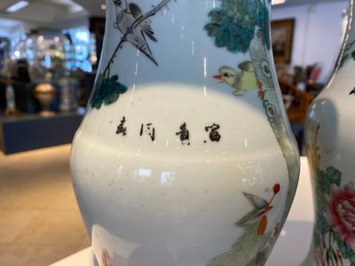 Drie Chinese qianjiang cai hoedensteunen en een paar 'gu' vazen, 19/20e eeuw — foto 12