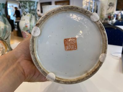 Drie Chinese qianjiang cai hoedensteunen en een paar 'gu' vazen, 19/20e eeuw — foto 4