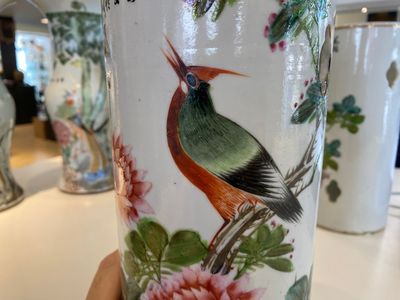 Drie Chinese qianjiang cai hoedensteunen en een paar 'gu' vazen, 19/20e eeuw — foto 6