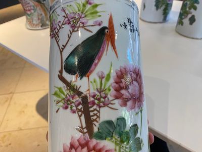 Drie Chinese qianjiang cai hoedensteunen en een paar 'gu' vazen, 19/20e eeuw — foto 9