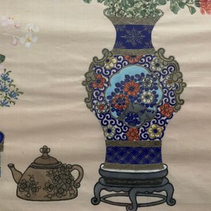 Drie Chinese schilderijen op zijde: ‘Antiquiteiten met bloemen’, 19e eeuw — foto 13