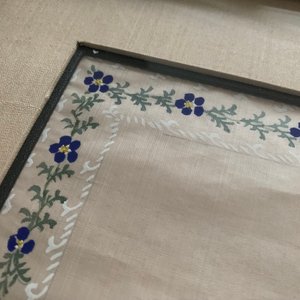Drie Chinese schilderijen op zijde: ‘Antiquiteiten met bloemen’, 19e eeuw — foto 15