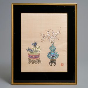 Drie Chinese schilderijen op zijde: ‘Antiquiteiten met bloemen’, 19e eeuw — foto 3