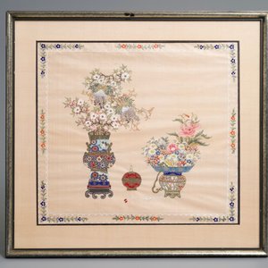 Drie Chinese schilderijen op zijde: ‘Antiquiteiten met bloemen’, 19e eeuw — foto 4
