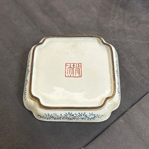Drie Chinese schoteltjes en een kom in Canton email, Shangxin 赏心 merk, Yongzheng/Qianlong — foto 18