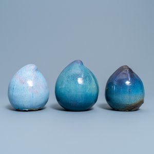 Drie Chinese Shiwan aardewerken modellen van perziken met flambé glazuur, 20e eeuw — foto 5