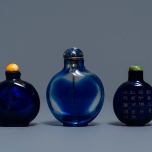 Drie Chinese snuifflessen in blauw transparant glas, één met inscriptie, 18/19e eeuw — foto 1