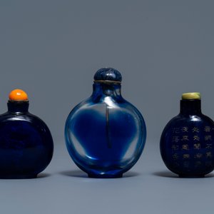 Drie Chinese snuifflessen in blauw transparant glas, één met inscriptie, 18/19e eeuw — foto 2