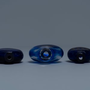 Drie Chinese snuifflessen in blauw transparant glas, één met inscriptie, 18/19e eeuw — foto 3
