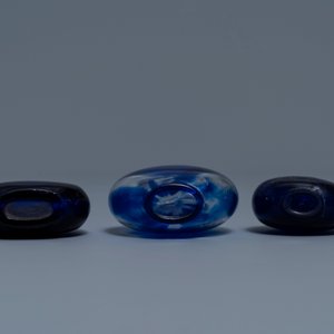 Drie Chinese snuifflessen in blauw transparant glas, één met inscriptie, 18/19e eeuw — foto 4