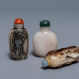 Drie Chinese snuifflessen in wit-zwarte en grijze jade, 19/20e eeuw — foto 1