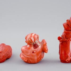 Drie Chinese stukjes in gesculpteerd bloedkoraal w.o. een snuifflesje,19/20e eeuw — foto 3