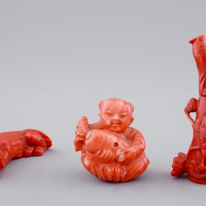 Drie Chinese stukjes in gesculpteerd bloedkoraal w.o. een snuifflesje,19/20e eeuw — foto 1