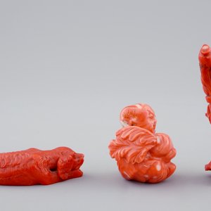 Drie Chinese stukjes in gesculpteerd bloedkoraal w.o. een snuifflesje,19/20e eeuw — foto 2