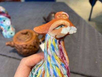 Drie Chinese theepotten in Yixing steengoed en een paar famille rose fazanten, 19/20e eeuw — foto 9