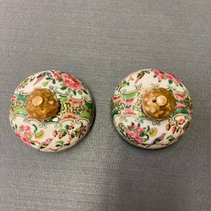 Drie Chinese vazen, een kom en een schotel, 19/20e eeuw — foto 23