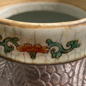 Drie Chinese vazen in qianjiang cai, celadon en Nanking craquelé porselein, 19/20e eeuw — foto 19