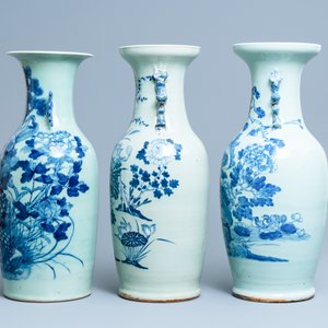 Drie Chinese vazen met blauw-wit decor op celadon fondkleur, 19e eeuw — foto 4