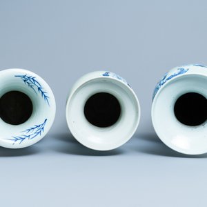 Drie Chinese vazen met blauw-wit decor op celadon fondkleur, 19e eeuw — foto 5