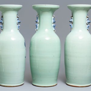 Drie Chinese vazen met blauw-wit decor op celadon fondkleur, 19e eeuw — foto 3