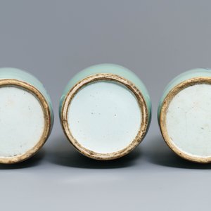 Drie Chinese vazen met blauw-wit decor op celadon fondkleur, 19e eeuw — foto 6