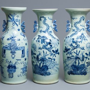 Drie Chinese vazen met blauwwit decor en celadon fondkleur, 19e eeuw — foto 1