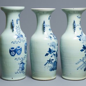 Drie Chinese vazen met blauwwit decor en celadon fondkleur, 19e eeuw — foto 2