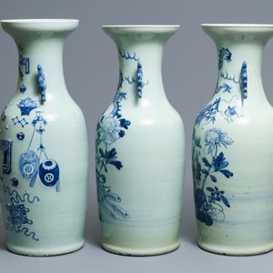 Drie Chinese vazen met blauwwit decor en celadon fondkleur, 19e eeuw — foto 4