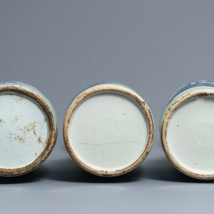 Drie Chinese vazen met blauwwit decor en celadon fondkleur, 19e eeuw — foto 5