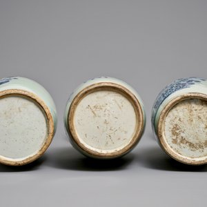 Drie Chinese vazen met blauwwit decor op celadon fondkleur, 19/20e eeuw — foto 5