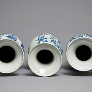 Drie Chinese vazen met blauwwit decor op celadon fondkleur, 19/20e eeuw — foto 6