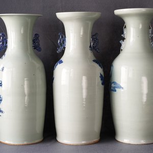 Drie Chinese vazen met blauwwit decor op celadon fondkleur, 19e eeuw — foto 14